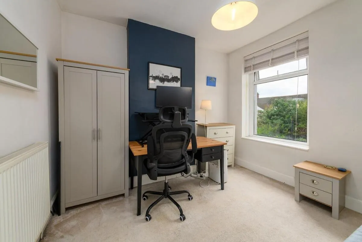 2 Bedroom Neutral Sanctuary - 27 Min To Cardiff Castle 0*,  United Kingdom