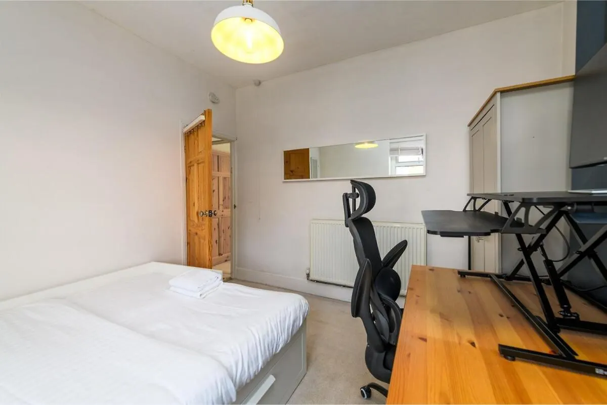 2 Bedroom Neutral Sanctuary - 27 Min To Cardiff Castle Apartment